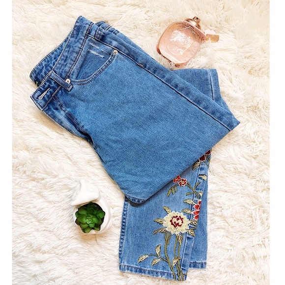 Top Trends Denim - Low ball me🔥Top Trends- embroidered blue jeans